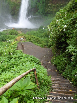 Going down to see the whole coban Pelangi area