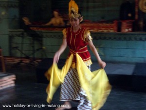 Javanese dance at Inggil restaurant, Malang