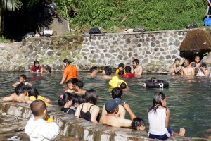 pool with hot water in Cangar