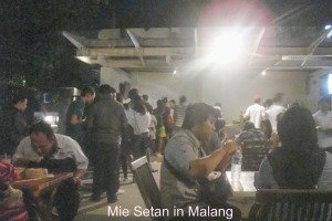 Queuing at Mie Setan in Malang